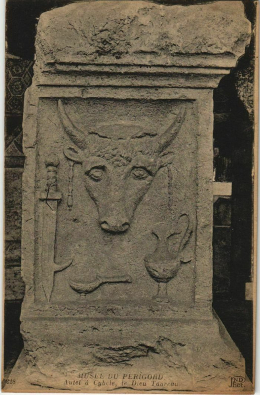Carte postale ancienne Musee du Perigord - Autel a Cybele - Le Dieu Taureau