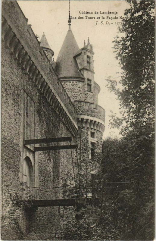 Carte postale ancienne Chateau de Lambertie - Une des Tours et la Facade Nord