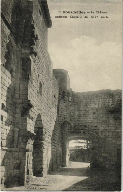 Carte postale ancienne Bourdeilles - Le Chateau - Ancienne Chapelle à Bourdeilles