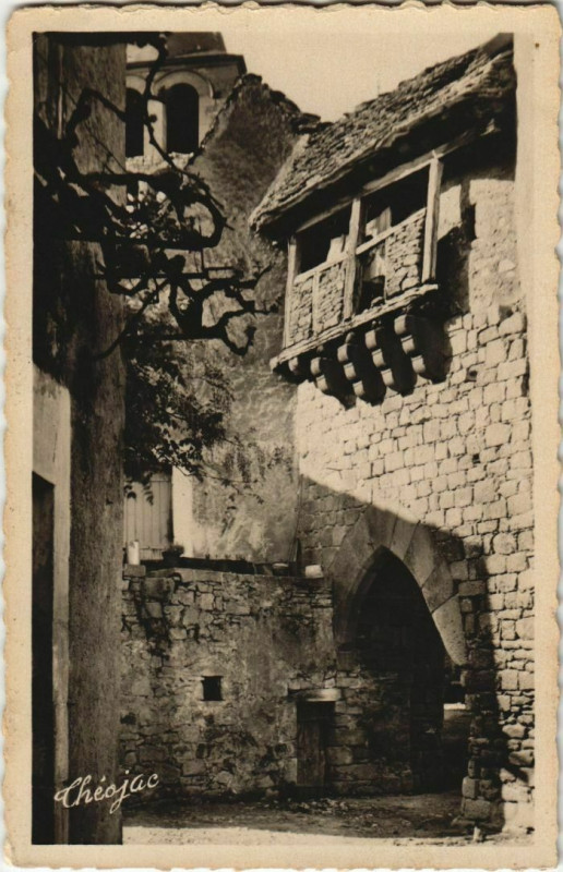 Carte postale ancienne Saint-Pompon - Vieux Porche