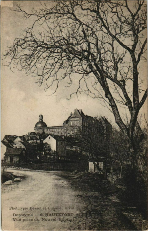 Carte postale ancienne Hautefort - Vue prise du Nouvel Hopital à Hautefort