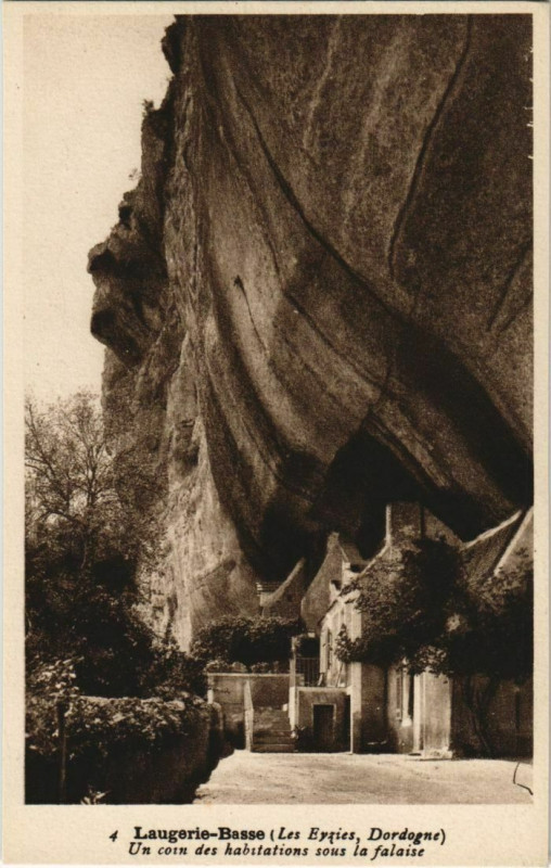Carte postale ancienne Laugerie-Basse - Un Coin des Habitations sous la Falaise