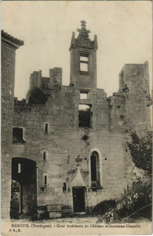Carte postale ancienne Mareuil - Cour Interieure du Chateau et Ancienne Chapelle