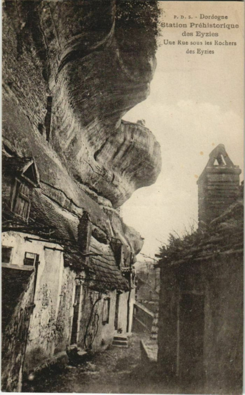 Carte postale ancienne Station Prehistorique des Eyzies - Une Rue sous les Rochers