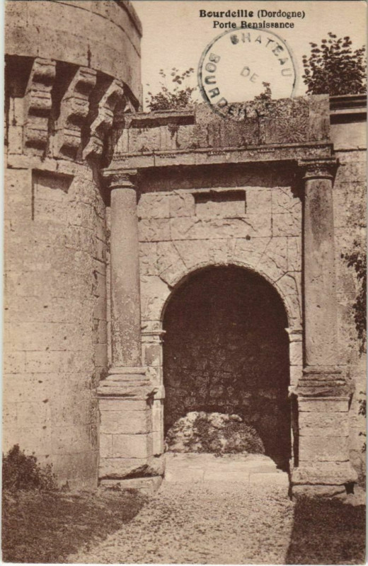 Carte postale ancienne Bourdeilles - Porte Renaissance à Bourdeilles