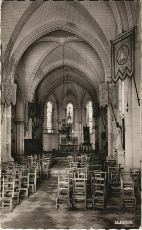 Carte postale ancienne Belves - Pelerinage de Capelou - Interieur de la Chapelle
