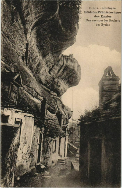 Carte postale ancienne Station Prehistorique des Eyzies - Une Rue sous les Rochers