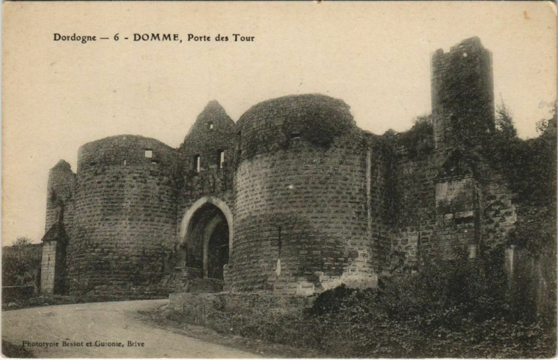 Carte postale ancienne Domme, Porte des Tour France à Domme
