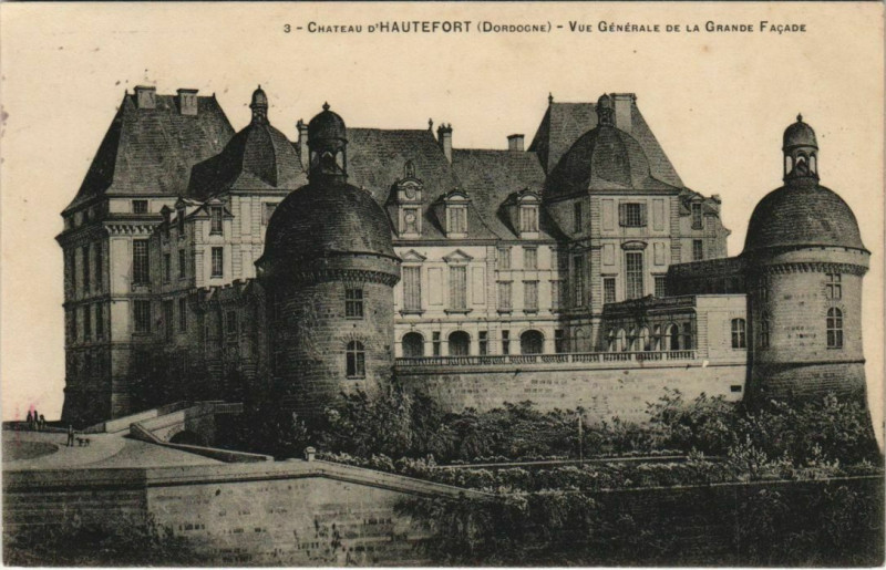 Carte postale ancienne Chateau d'Hautefort,vue generale France à Hautefort