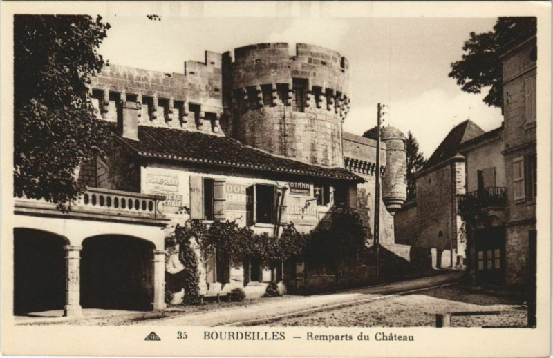 Carte postale ancienne Bourdeilles- Remparts du Chateau France à Bourdeilles