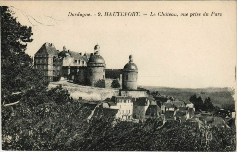 Carte postale ancienne Hautefort- Le Chateau ,vue prise du Parc France à Hautefort
