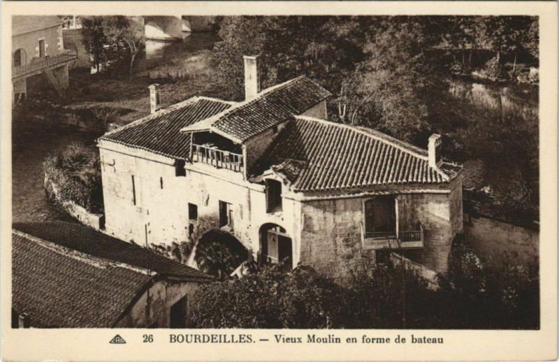 Carte postale ancienne Bourdeilles- Vieux Moulin en forme de bateau France à Bourdeilles