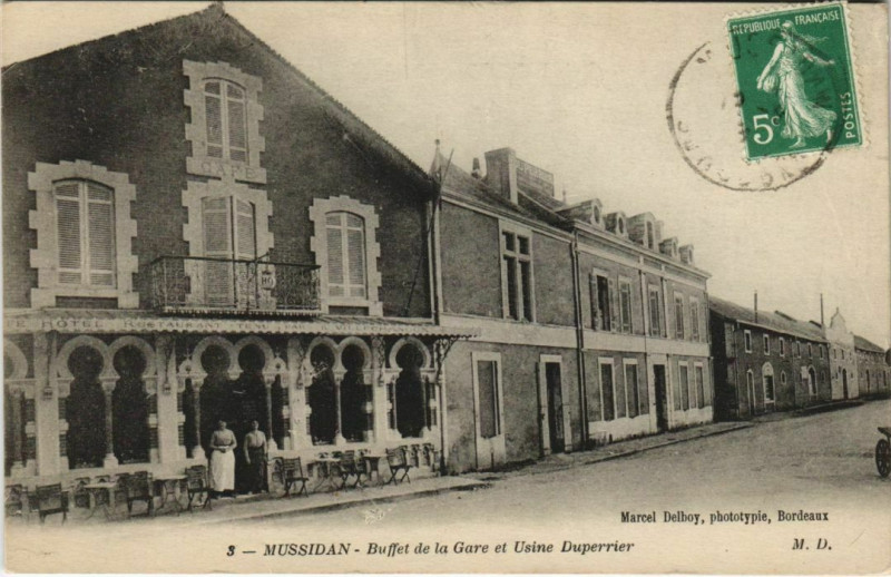 Carte postale ancienne Mussidan- Buffet de la Gare et Usine Duperrier France à Mussidan