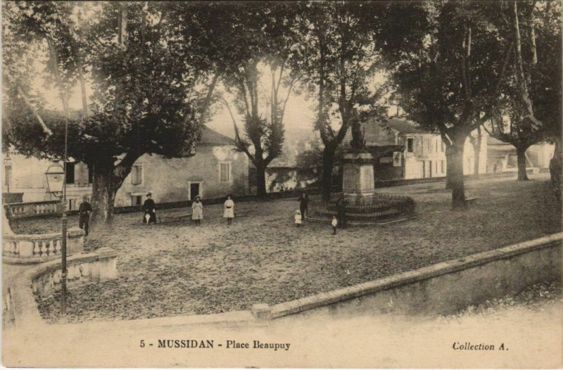 Carte postale ancienne Mussidan- Place Beaupuy France à Mussidan