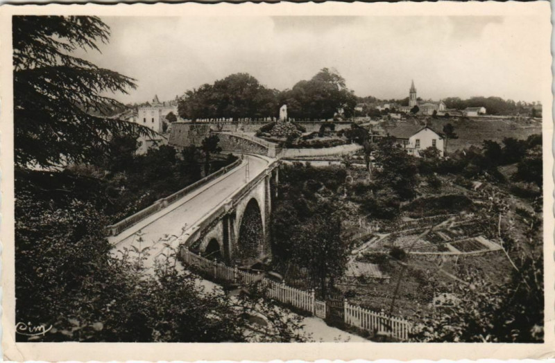 Carte postale ancienne Nontron- Viaduc de la Ville France à Nontron