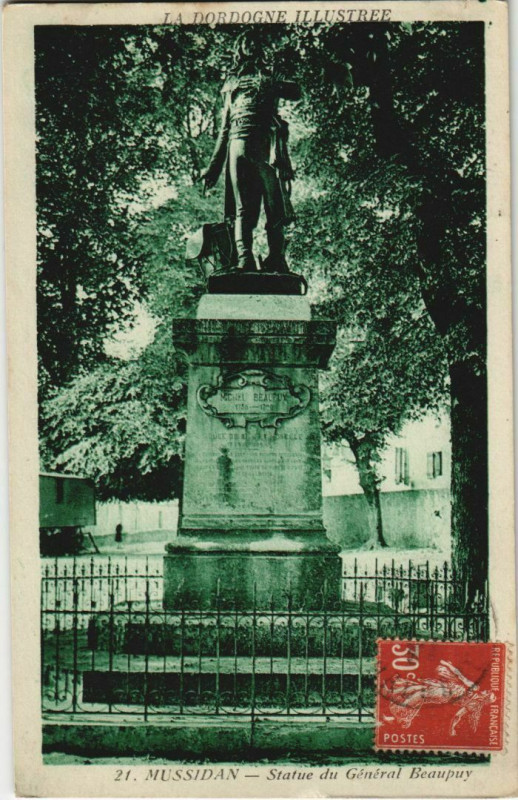 Carte postale ancienne Mussidan- Statue du General Beaupuy France à Mussidan