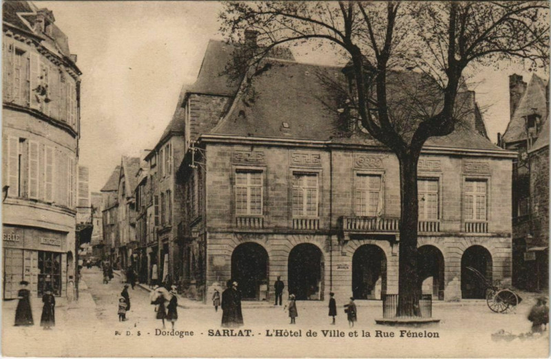 Carte postale ancienne Sarlat- Hotel de Ville et la Rue Fenelon France