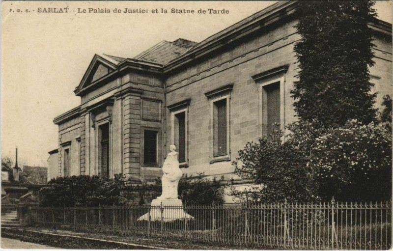 Carte postale ancienne Sarlat- Le Palais de Justice,Statue de Tarde France