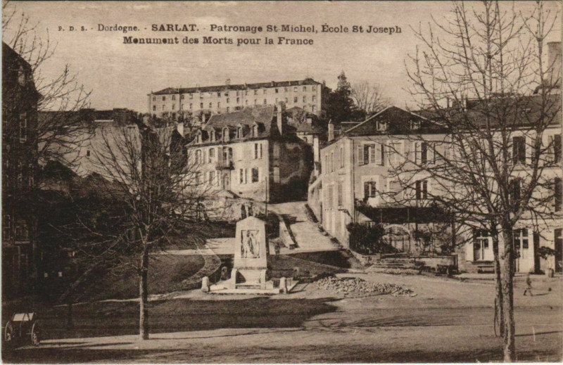 Carte postale ancienne Sarlat- Ecole Saint-Joseph,Monument des Morts pour la France France