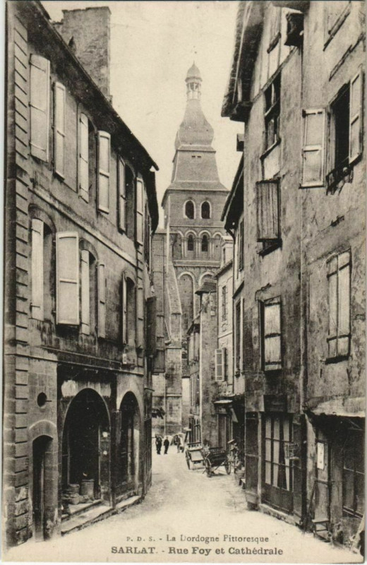 Carte postale ancienne Sarlat- Rue Foy et Cathedrale France