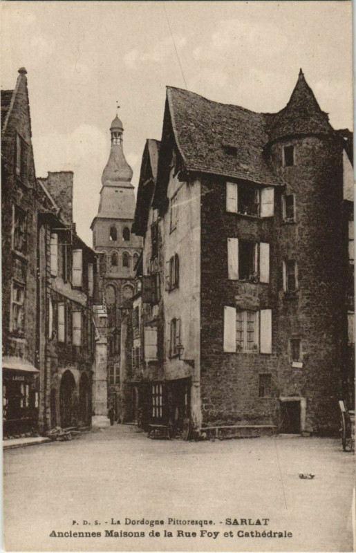 Carte postale ancienne Sarlat- Maisons de la Rue Foy et Cathedrale France
