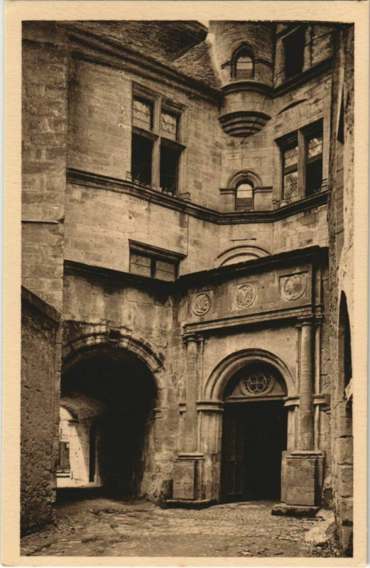 Carte postale ancienne Sarlat- Entree de l'Hotel de Vienne France