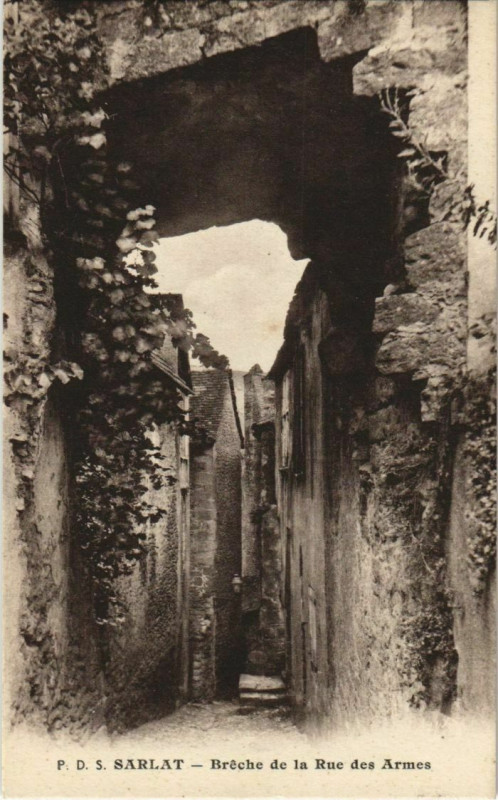 Carte postale ancienne Sarlat- Breche de la Rue des Armes France