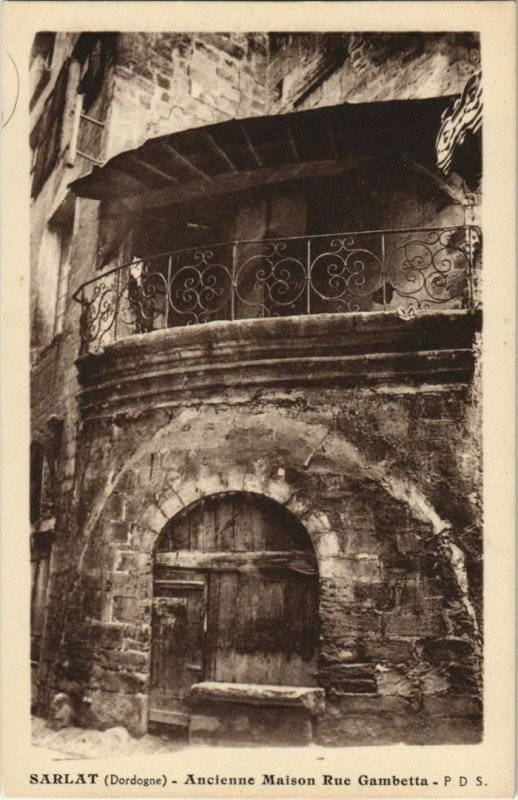 Carte postale ancienne Sarlat- Ancienne Maison Rue Gambetta France