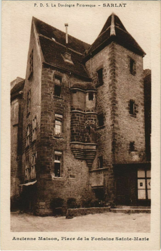 Carte postale ancienne Sarlat- Place de la Fontaine Sainte-Marie France