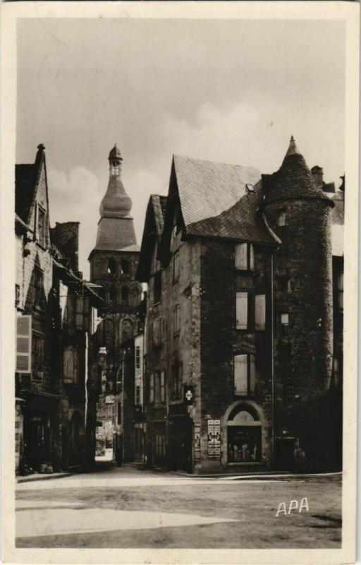 Carte postale ancienne Sarlat- Place de la Liberte et Cathedrale France