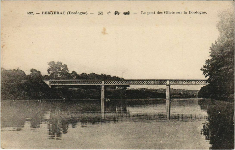 Carte postale ancienne Bergerac- Le pont des Gilets sur la Dordogne France à Bergerac