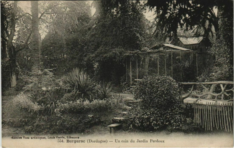 Carte postale ancienne Bergerac- Un coin du Jardin Perdoux France à Bergerac