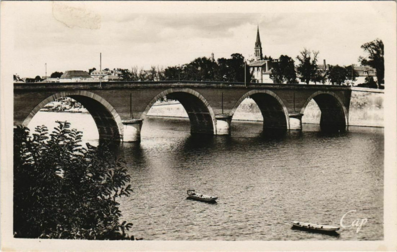 Carte postale ancienne Bergerac- Pont sur la Dordogne France à Bergerac