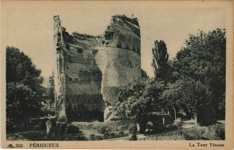 Carte postale ancienne Perigueux- La Tour Vesone France à Périgueux