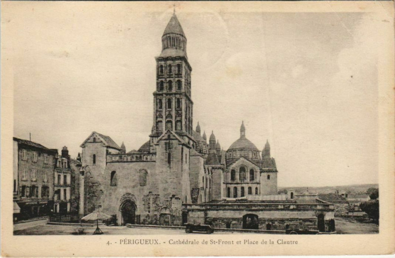 Carte postale ancienne Perigueux- Cathedrale Saint-Front ,Place de la Clautre France à Périgueux