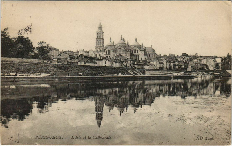 Carte postale ancienne Perigueux- Isle et la Cathedrale Saint-Front France à Périgueux