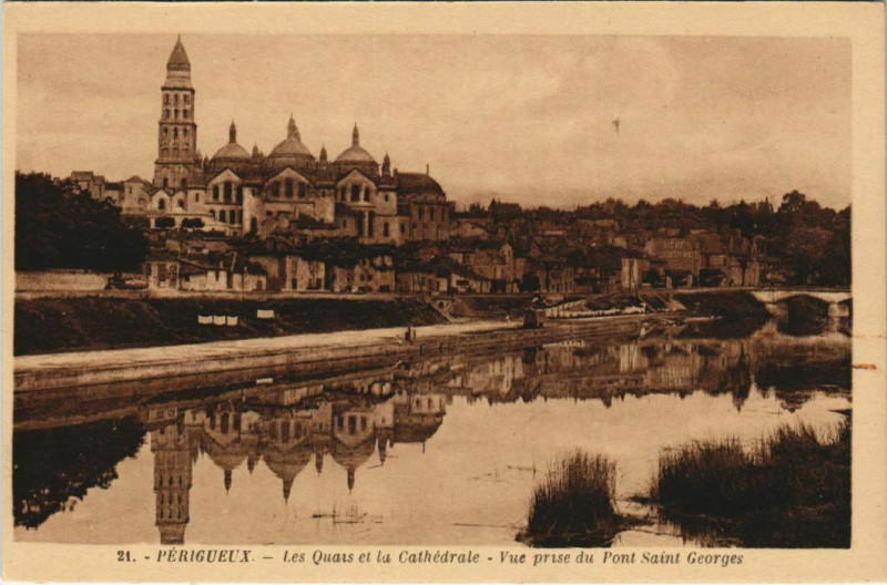 Carte postale ancienne Perigueux- Les Quais et la Cathedrale France à Périgueux