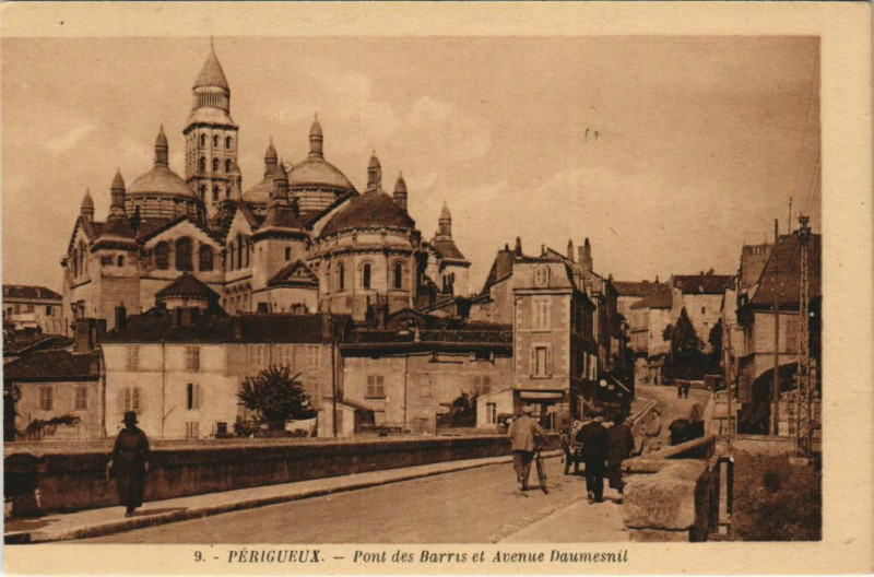 Carte postale ancienne Perigueux- Pont des Barris et Avenue Daumesnil France à Périgueux