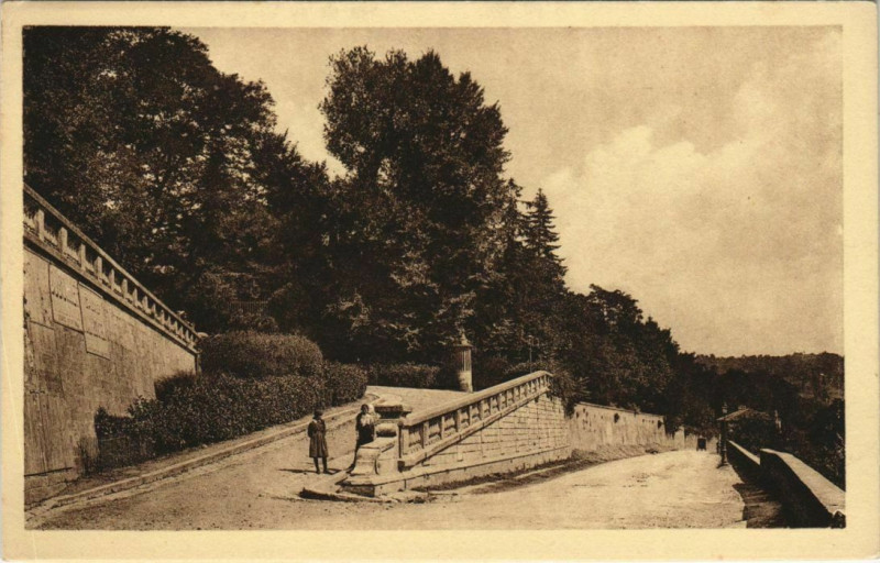 Carte postale ancienne Perigueux- La Rampe des Allees de Tourny France à Périgueux