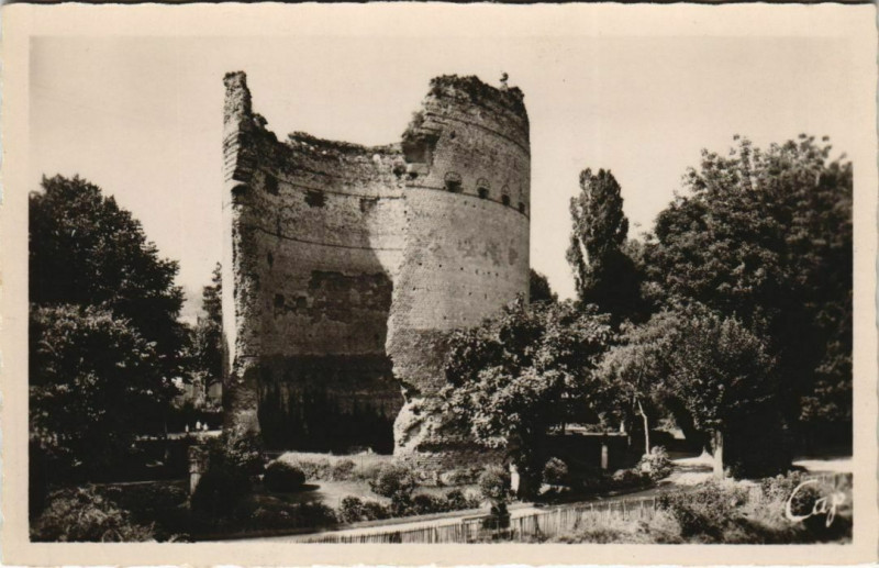 Carte postale ancienne Perigueux- La Tour Vesone France à Périgueux