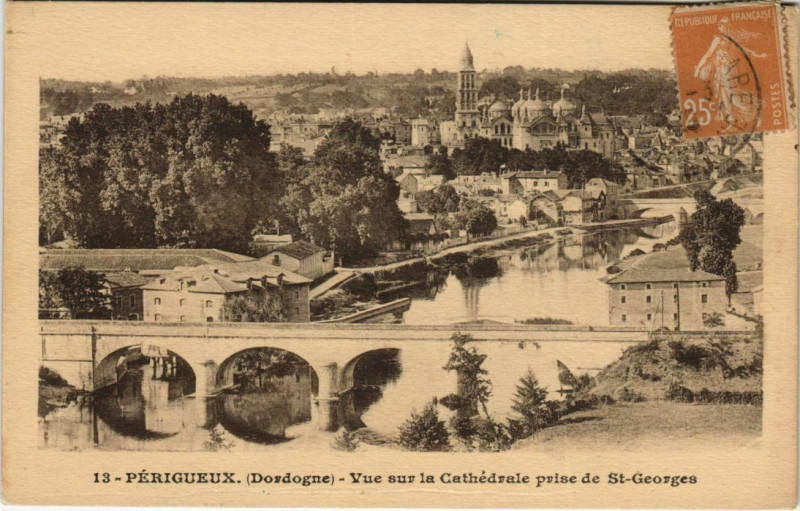 Carte postale ancienne Perigueux- vue sur la Cathedrale prise de Saint-Georges France à Périgueux