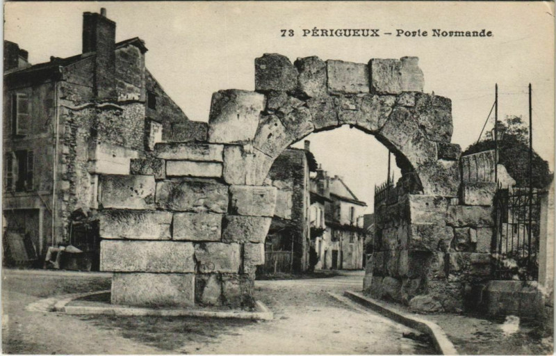 Carte postale ancienne Perigueux- Porte Normande France à Périgueux