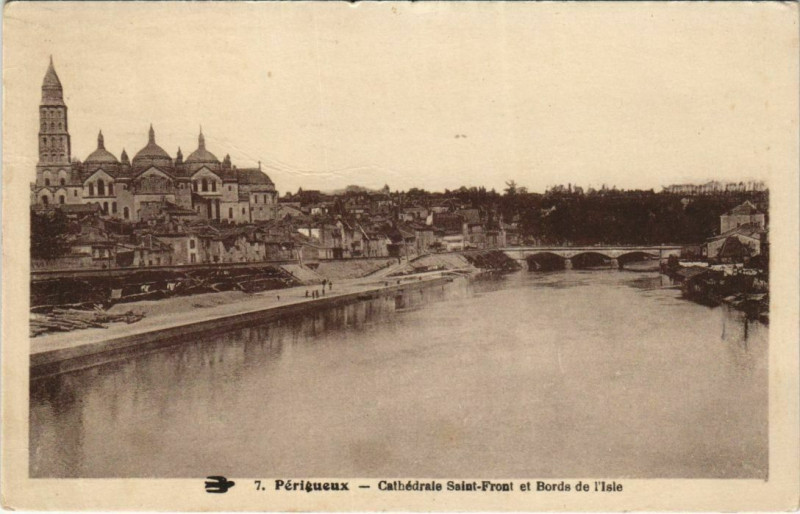 Carte postale ancienne Perigueux- Cathedrale Saint-Front et Bords de l'Isle France à Périgueux