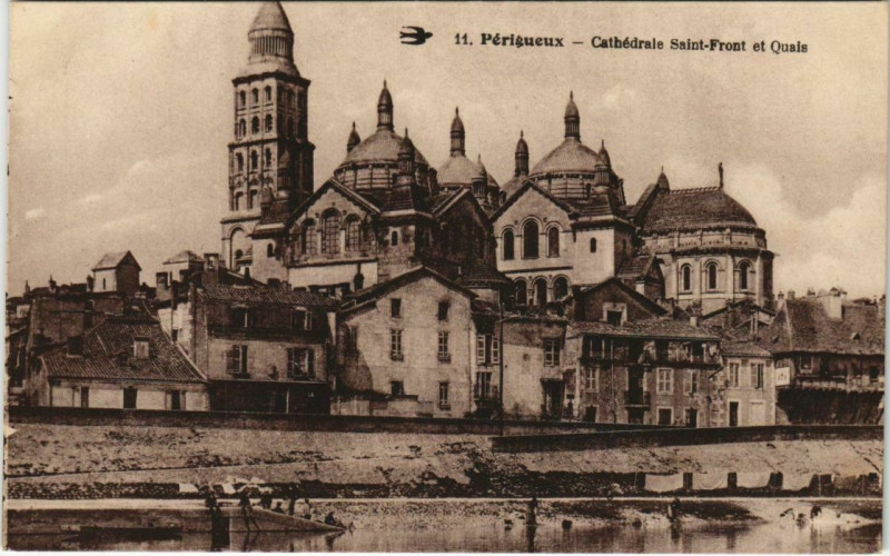 Carte postale ancienne Perigueux- Cathedrale Saint-Front et Quais France à Périgueux