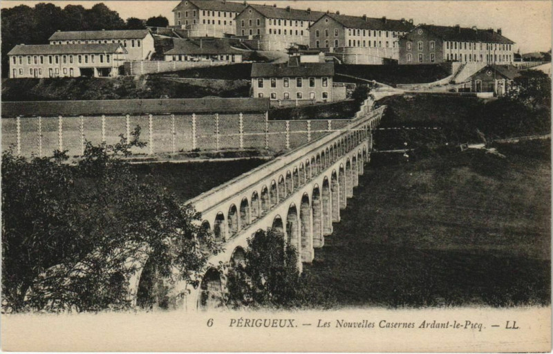 Carte postale ancienne Perigueux- Les Nouvelles Casernes Ardant le Picq France à Périgueux