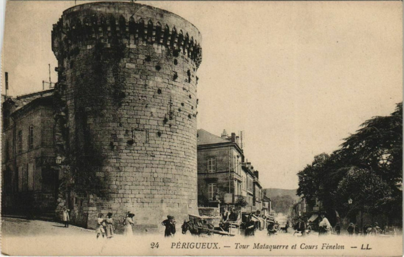 Carte postale ancienne Perigueux- Tour Mataquerre et Cours Fenelon France à Périgueux