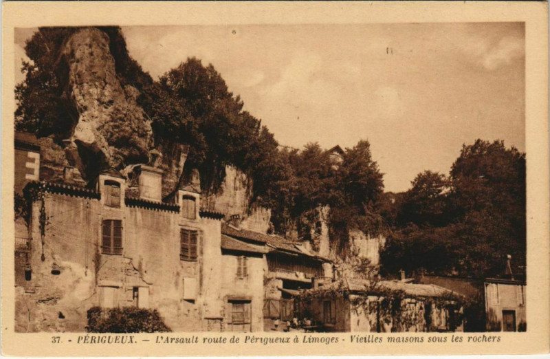 Carte postale ancienne Perigueux- Vieilles maisons sous les rochers France à Périgueux