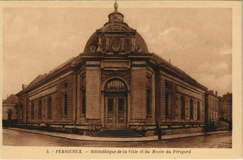 Carte postale ancienne Perigueux- Bibliotheque de la Ville et Musee du Perigord France à Périgueux