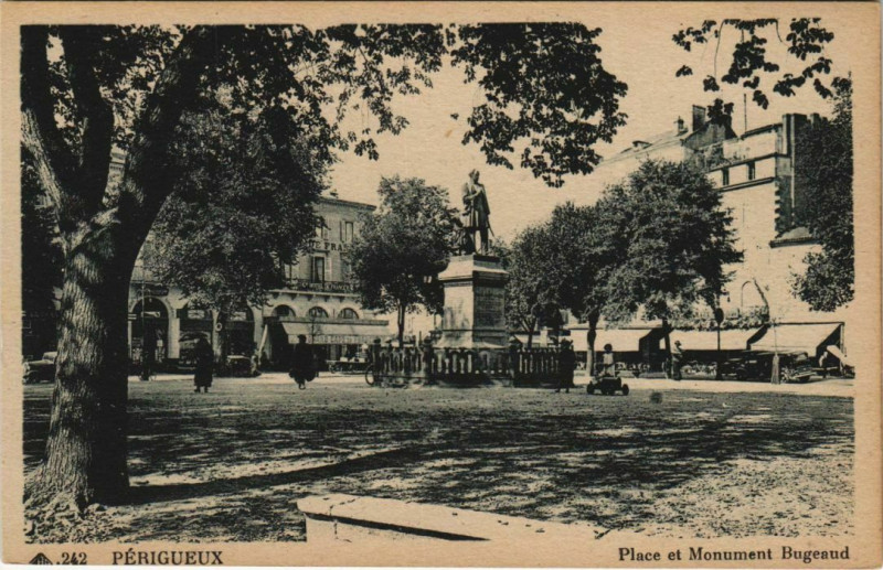 Carte postale ancienne Perigueux- Place et Monument Bugeaud France à Périgueux