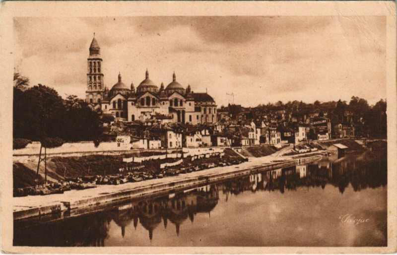Carte postale ancienne Perigueux- Cathedrale Saint-Front et les Quais France à Périgueux